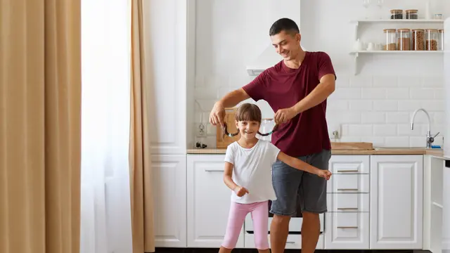 3. Wrestling Seru atau Menari Bersama di Ruang Tamu [Dok/freepik.com]