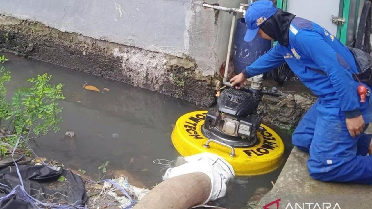 SDA Cakung Kerahkan Pompa Tangani Banjir Ratusan Rumah di Rawa Terate Jaktim