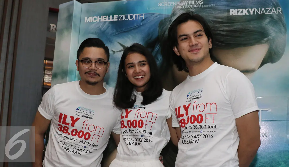  Para pemain film ILY from 38.000 FT : Derby Romero, Michelle Ziudith dan Rizky Nazar dalam jumpa pres ILY from 38.000 FT saat peluncuran Original Soundtrack di kawasan SCBD, Kamis (9/6/2016). (Liputan6.com/Herman Zakharia)