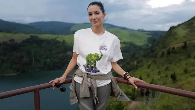 Potret pesona Nadya Hutagalung yang masih nampak awet muda di usia 45 tahun