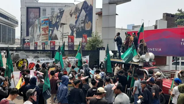 HMI Cabang Kolaka Utara demo di Ditjen Minerba Kementerian ESDM (Liputan6.com/Fauzan)