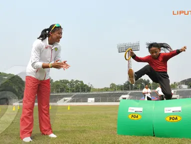 Pelari nasional Dedeh Erawaty mendampingi anak-anak yang mengikuti program pelatihan atletik di Stadion Madya Senayan Jakarta (Liputan6.com/Helmi Fithriansyah) 