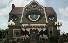 Seniman ini mengubah rumahnya menjadi monster