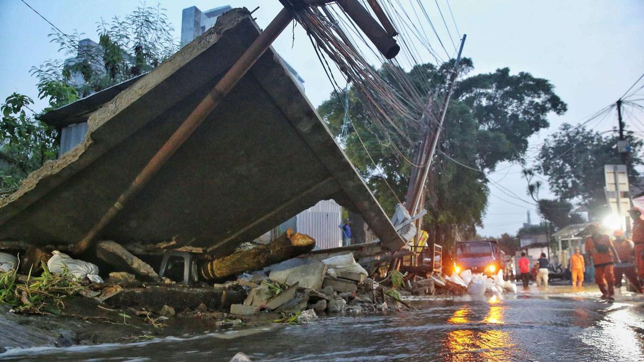 Tembok roboh di Kalibata akibat hujan deras