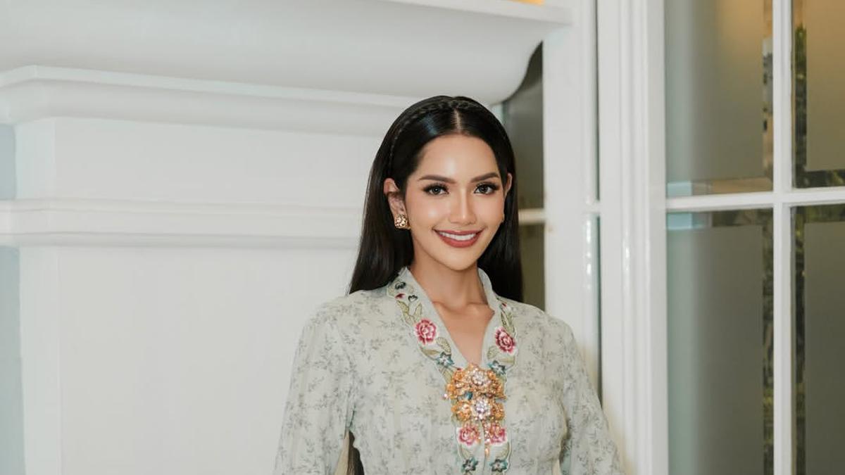 Wakil Indonesia Melliza Xaviera Putri Bagi-Bagi Freebies Jelang Final Miss International 2025