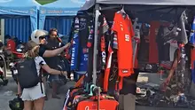 Penonton MotoGP berbelanja merchandise dari pedagang UMKM di luar Sirkuit Mandalika, Lombok Tengah, Nusa Tenggara Barat (NTB), Minggu (11/10/2026). (Bola.com/Hery Kurniawan)