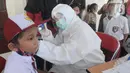 Tim medis puskesmas memeriksa murid Sekolah Dasar Negeri pada lingkungan Kecamatan Kebayoran Lama di GOR Kebayoran Lama, Jakarta, Rabu (26/08/2020). Kegiatan ini bagian dari bulan imunisasi anak sekolah dan juga pemeriksaan kesehatan menyeluruh kepada murid SDN di DKI. (merdeka.com/Arie Basuki)