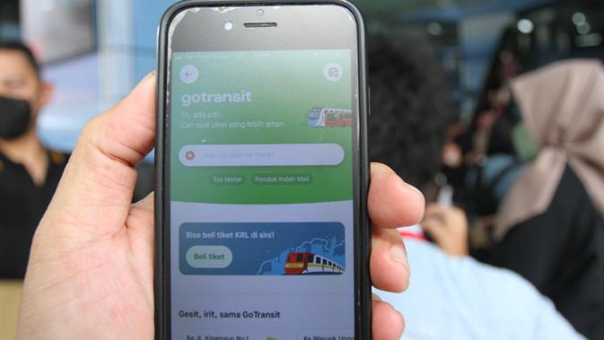 <p>Fitur GoTransit di aplikasi Gojek memungkinkan pengguna membeli tiket KRL Commuter Line secara nontunai. (Foto: Gojek).</p>