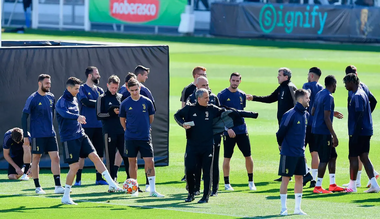 Para pemain Juventus menghadiri sesi latihan di Juventus sport center,Turin, Italia (15/4). Pada leg pertama babak perempatfinal Liga Champions Juventus dan Ajax bermain imbang 1-1 di Amsterdam. (Alessandro Di Marco/ANSA via AP)