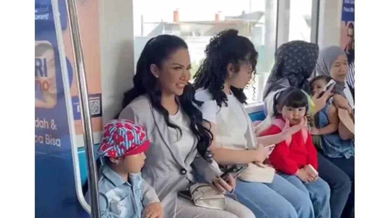Aurel Liburan ke Madrid, Ini 6 Potret Krisdayanti Momong Ameena dan Azura di Jakarta