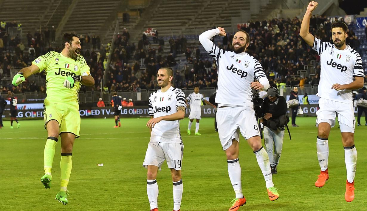 Para pemain Juventus merayakan kemenangan usai mengalahkan Cagliari 2-0 pada lanjutan Serie A di Sant'Elia Stadium, Cagliari (12/2/2017). (AFP/Giuseppe Cacace)
