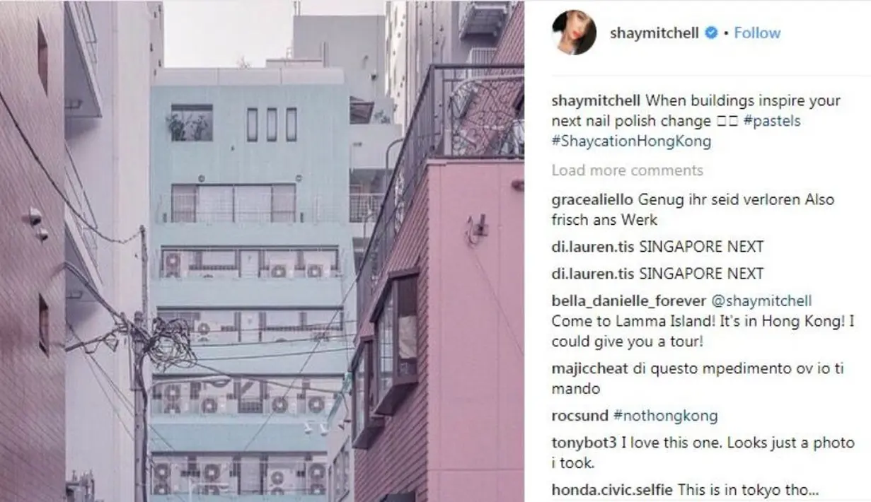 Shay pun mengunggah bangunan di jalan berwarna pink dan hijau. (instagram/shaymitchell)