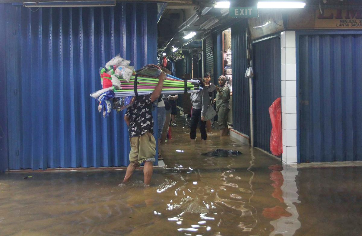 FOTO: Banjir Akibat Hujan Deras Ganggu Aktivitas Perdagangan di Pasar Cipulir