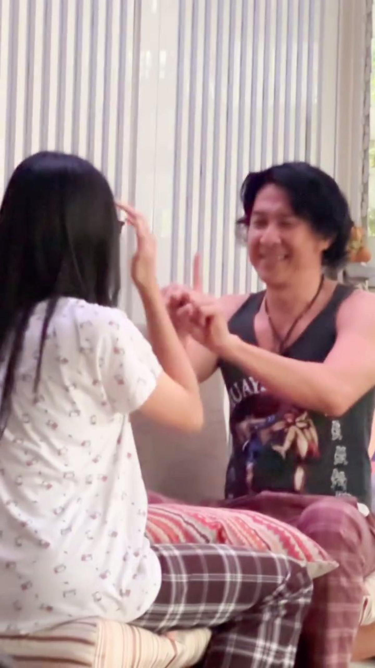 Momen Kebersamaan Agus Kuncoro dan Anak yang Bikin Iri, Tunjukkan Trik Sulap hingga Begini Reaksi sang Putri