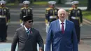 Presiden Prabowo Subianto  bersama Presiden Belarusi Alexandr Lukashenko  memeriksa pasukan di Istana Merdeka, Jakarta, Kamis (02/07/2026). (AP Photo/Tatan Syuflana)
