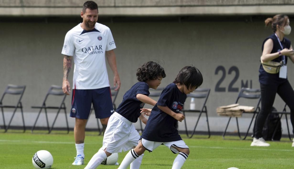 Pemain Paris Saint-Germain (PSG), Lionel Messi mengamati permainan pesepak bola cilik saat memberikan pelatihan di Jepang. (AP/Eugene Hoshiko)