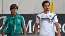 Pelatih Jerman, Joachim Loew (kiri) dan bek Matts Hummels saat menghadiri sesi pelatihan tim di Munich, Jerman Selatan, (4/9). Jerman akan menghadapi Prancis di UEFA Nations League pada 6 September 2018. (AFP Photo/Christof Stache)