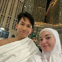 Melihat penampilan Anisha Rosnah yang cantik paripurna saat umroh (@tmski)