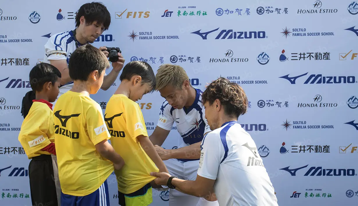 Tak hanya memberikan pelatihan, Keisuke Honda juga menyempatkan memberikan tanda tangan kepada anak-anak yang sudah ikut berlatih. (Bola.com/Vitalis Yogi Trisna)