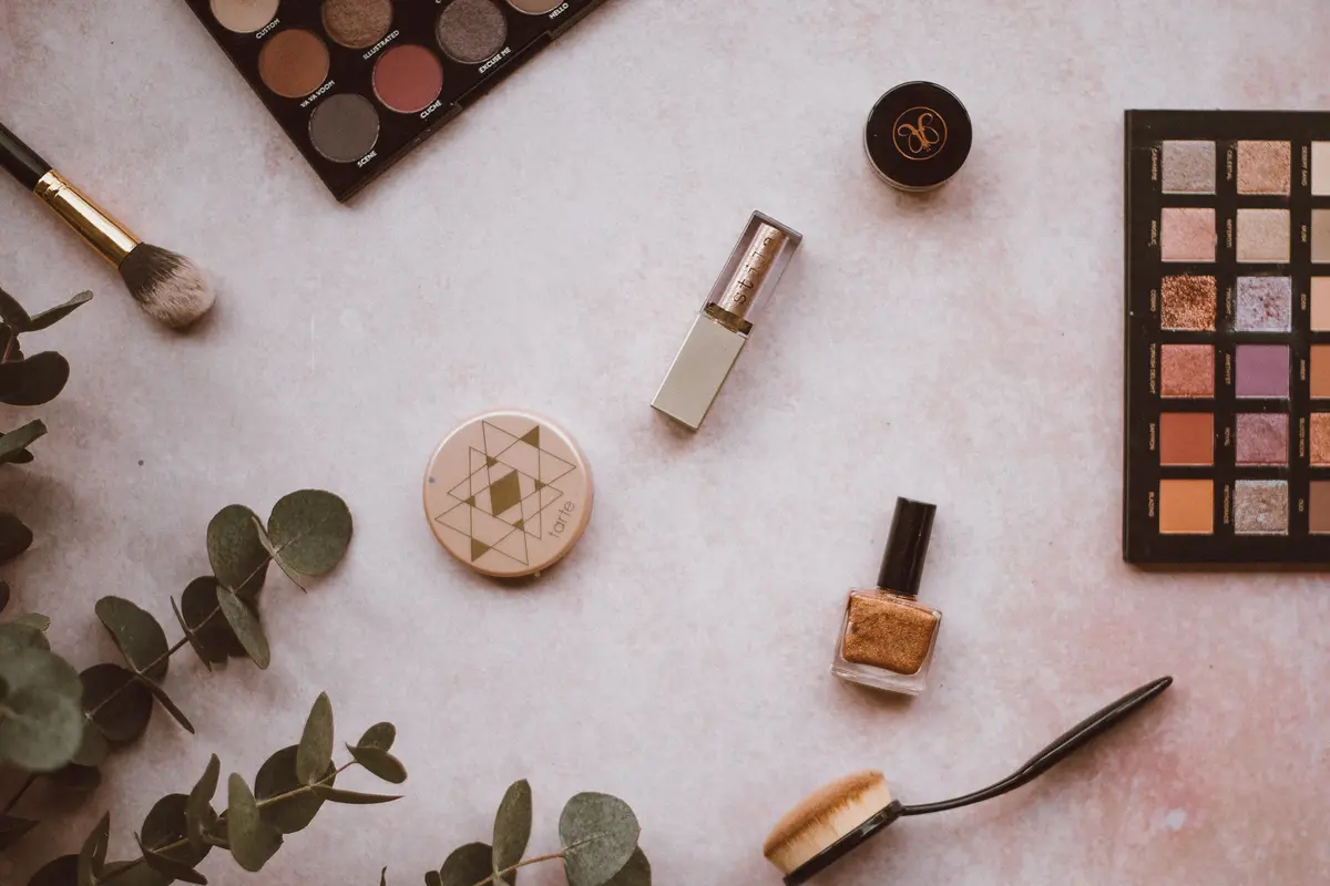 [Fimela] Makeup anti penyerangan air keras