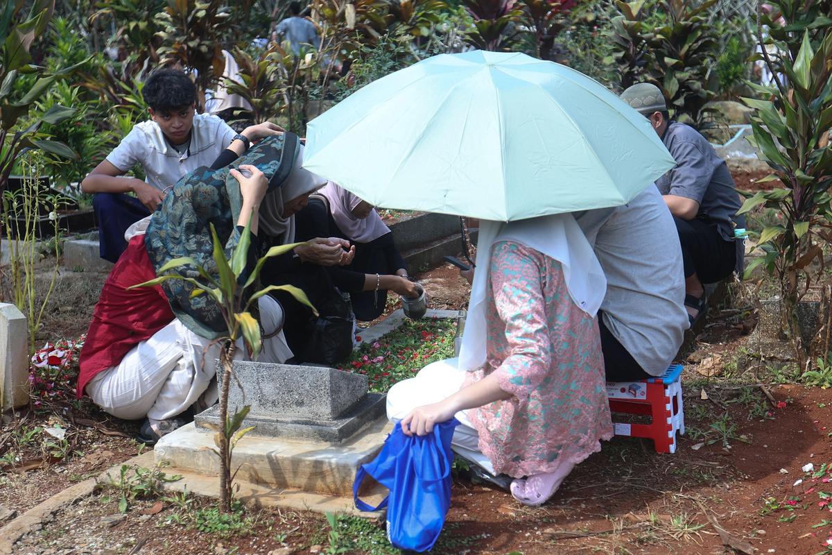 FOTO: Tradisi Ziarah Kubur Usai Shalat  Idul Fitri