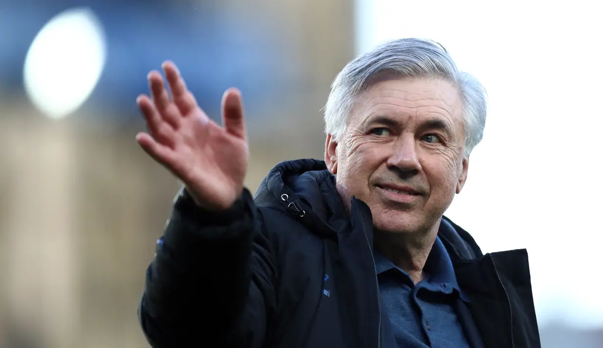 Pelatih Everton Carlo Ancelotti melambaikan tangan usai pertandingan melawan Wolverhampton Wanderers pada lanjutan Liga Inggris di Goodison Park di Liverpool, Inggris barat laut pada 19 Mei 2021. Ancelotti akan menakhodai El Real selama tiga tahun ke depan. (AFP/Pool/ Jan Kruger)
