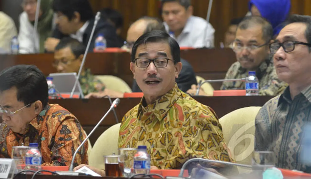 Menteri Agraria dan Tata Ruang/Kepala BPN Ferry Mursyidan Baldan (tengah) mengikuti rapat kerja dengan Komisi II DPR di Kompleks Parlemen Senayan, Jakarta, Kamis (5/2/2015). (Liputan6.com/Andrian M Tunay)