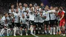 Pemain Argentina Lionel Messi memegang trofi saat dia merayakan dengan rekan satu timnya setelah memenangkan pertandingan sepak bola Finalissima antara Italia dan Argentina di Stadion Wembley, London, Inggris, 1 Juni 2022. Argentina menang 3-0. (AP photo/Frank Augstein)