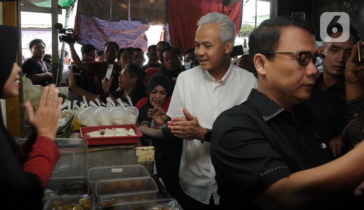 Ganjar mengecek harga sayuran hingga daging di pasar itu. (merdeka.com/imam buhori)