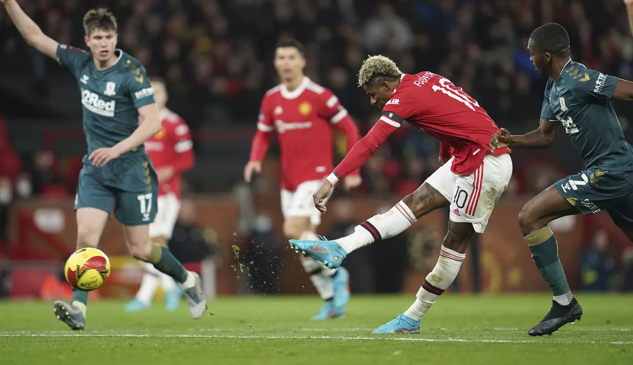 Marcus Rashford memperoleh dua peluang untuk menambah gol bagi Manchester United. Sayang, golnya di menit ke-31 dianulir karena offside dan aksinya di menit ke-41 masih teralu mudah diantisipasi Joe Lumley. Skor 1-0 bertahan hingga babak pertama usai. (AP/Jon Super)