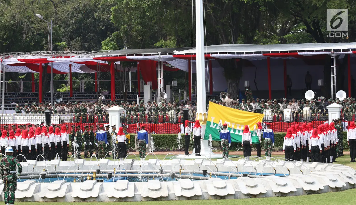 Paskibraka Nasional 2019 mengikuti gladi kotor kedua pengibaran bendera di Istana Negara, Rabu (14/8/2019). Ini menjadi rangkaian proses pembiasaan sekaligus penggemblengan menuju tugas utama pada saat Peringatan Detik-detik Proklamasi, 17 Agustus 2019. (Liputan6.com/Angga Yuniar)
