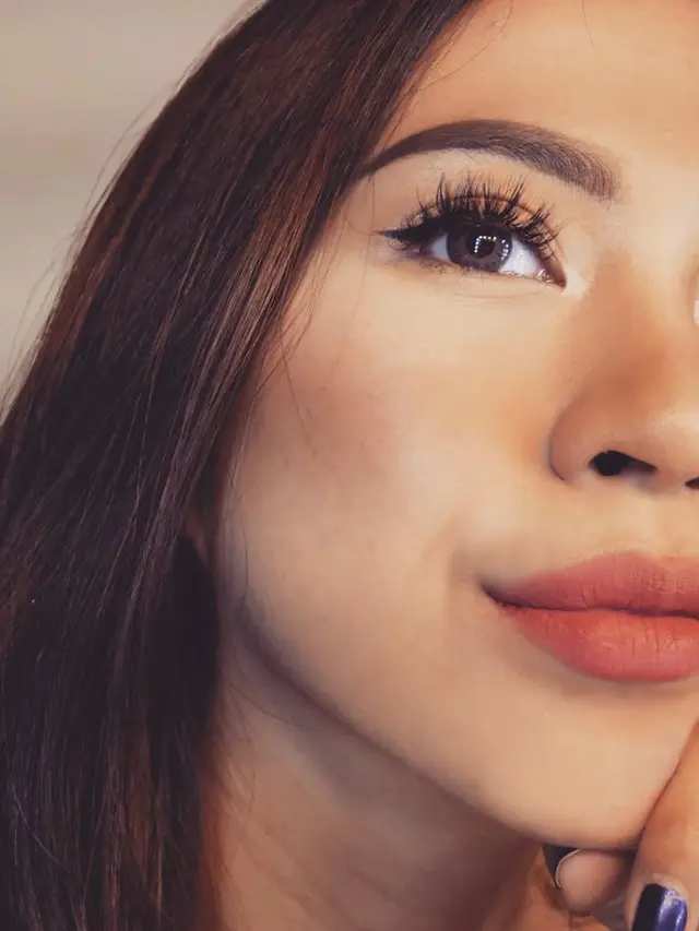 [Bintang] Tampil Glowing dengan Earthy Tone Makeup Andalan Tyna Kanna Mirdad