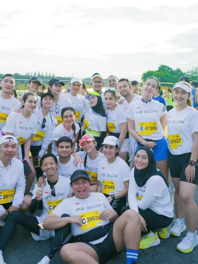 Potret Nia Ramadhani dan Glow Squad (Instagram/@ramadhaniabakrie)