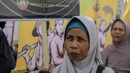 Massa yang tergabung dari Serikat Petani Indonesia (SPI) menggelar aksi demo di depan gedung DPR/MPR RI, Jakarta, Selasa (24/9/2019). Dalam aksinya mereka menuntut DPR menghentikan pembahasan lima rancangan undang-undang yang menyangkut pertanian. (Liputan6.com/Faizal Fanani)
