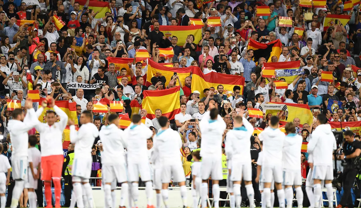 Para suporter Real Madrid membentangkan bendera Spanyol saat pertandingan melawan Espanyol di La Liga di stadion Santiago Bernabeu, Spanyol (1/10). Aksi ini untuk memperlihatkan respons terkait referendum di Catalonia. (AFP Photo/Gabriel Bouys)