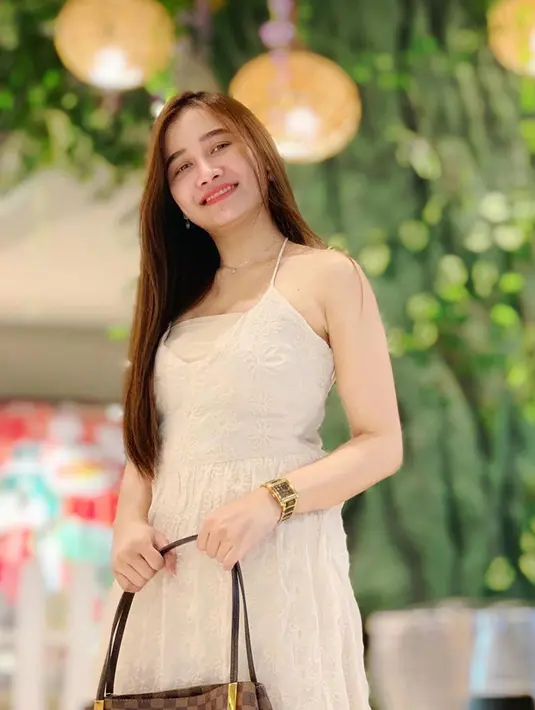 Saat menghadiri sebuah acara, wanita 30 tahun ini juga tampak cantik dengan simple dress. Rambutnya yang dibiarkan terurai, membuat Lia Amelia tampak makin menawan dan anggun.(Liputan6.com/IG/@lyia_tm)