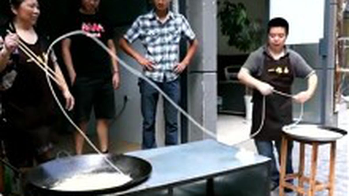 Buat Mi Sepanjang 60 Meter, Koki Ini Dikerumuni Seperti Selebriti ...