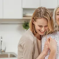 Dekat dengan ibu mertua | ilustrasi/copyright shutterstock.com