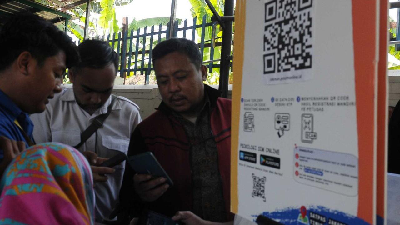 Kondisi ini membuat Direktorat Lalu Lintas Polda Metro Jaya meniadakan layanan Surat Izin Mengemudi (SIM) keliling di Jakarta pada Kamis lantaran sedang maintenance server.