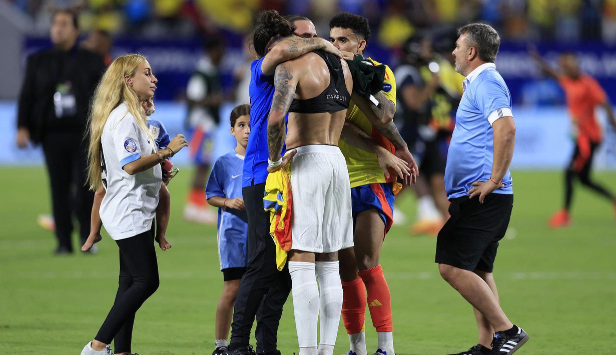 Striker Timnas Uruguay, Darwin Nunez berusaha dihibur pelatih Marcelo Bielsa usai berakhirnya laga semifinal Copa America 2024 di Bank of America Stadium, Charlotte, Amerika Serikat, Kamis (11/7/2024) pagi WIB. (AFP/Getty Images/Buda Mendes)