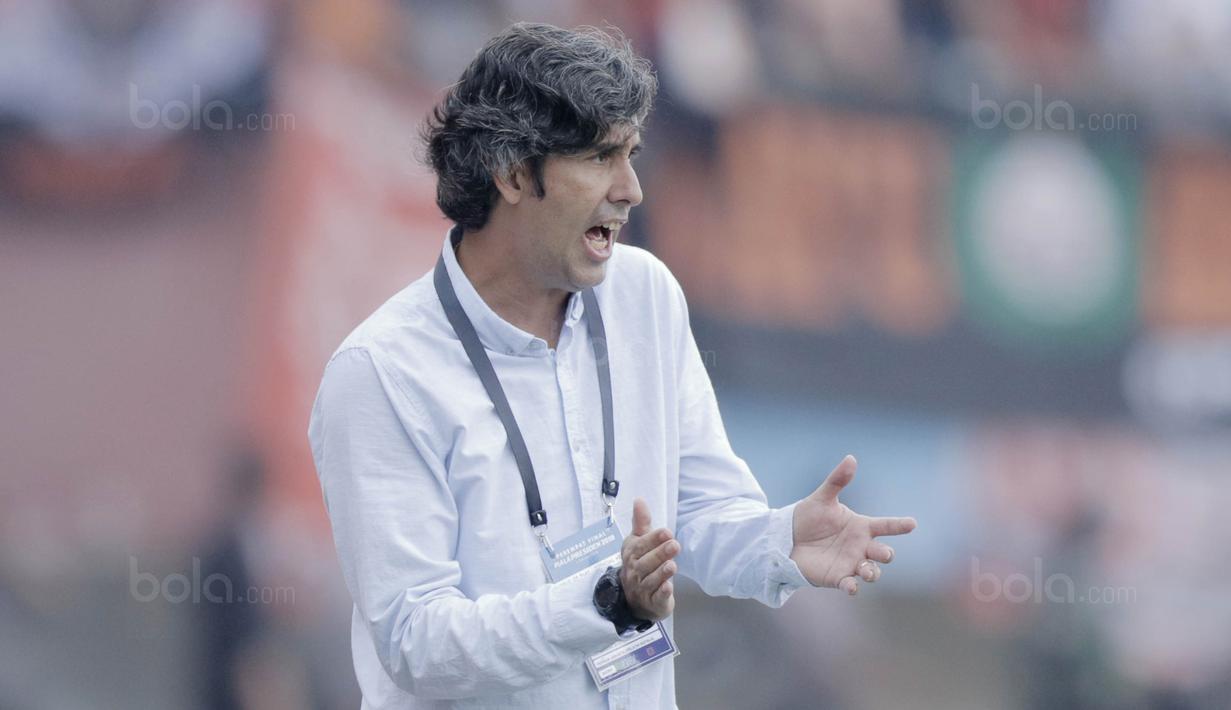 Pelatih Persija, Stefano Cugurra Teco, saat pertandingan melawan Mitra Kukar pada laga perempat final Piala Presiden di Stadion Manahan, Solo, Minggu, (4/2/2018). Persija menang 3-1 atas Mitra Kukar. (Bola.com/M Iqbal Ichsan)