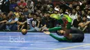 Penonton yang juga pelajar tengah serius menyaksikan Timnas Futsal Indonesia melawan Blacksteel Manokwari pada laga uji coba jelang AFF Championship 2017 Thailand di Tifosi Sport Center, Selasa (16/1/2016). Timnas menang 8-6. (Bola.com/Nicklas Hanoatubun)