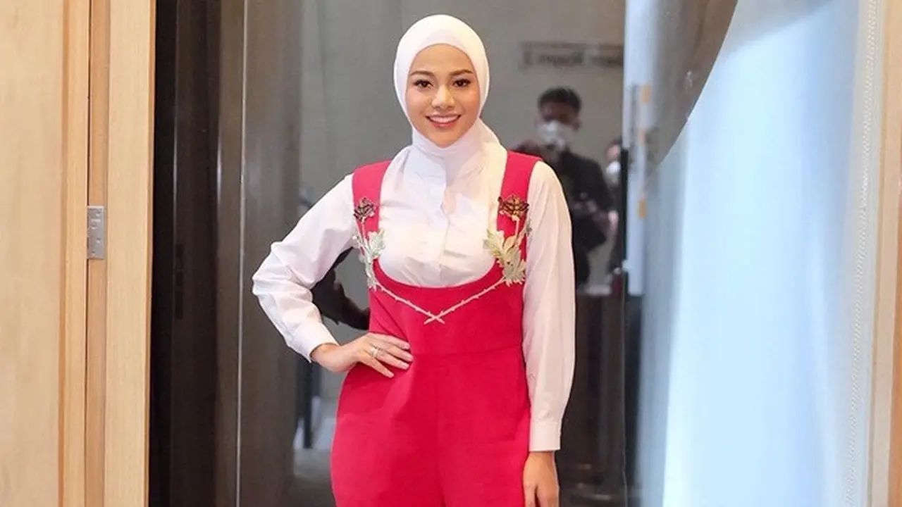 7 Potret Aurel Hermansyah saat Tampil dengan Hijab Usai Menikah, Banjir Pujian