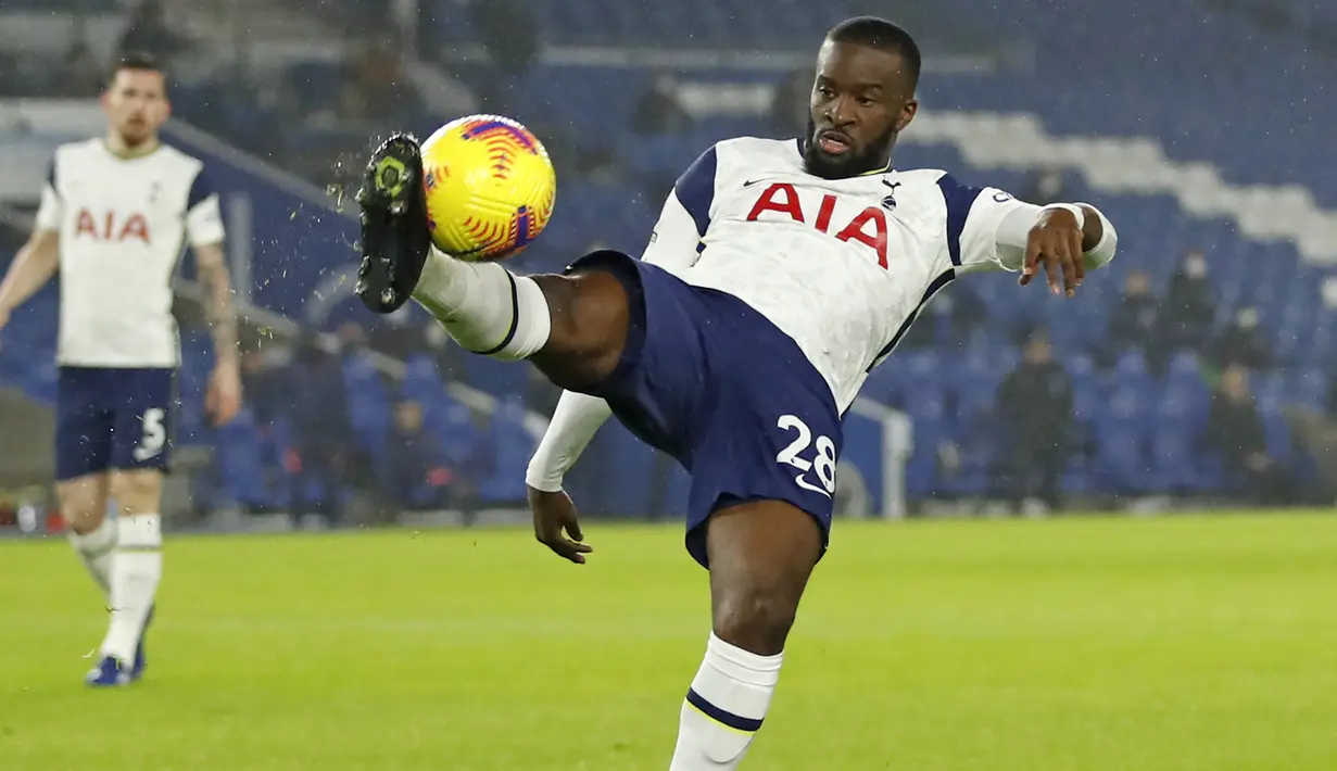 Tanguy Ndombele. Tottenham Hotspur mendatangkan Tanguy Ndombele dari Olympique Lyon pada awal musim 2019/2020 dengan nilai transfer senilai 60 juta euro atau kini setara Rp938,1 miliar setelah tampil apik selama 2 musim di lini tengah Olympique Lyon. Nyatanya selama 2,5 musim bersama Spurs ia malah tampil di bawah standar dalam 91 laga di semua ajang dengan torehan 10 gol dan 9 assist. Pada Januari 2022 ia dipinjamkan ke klub lamanya Olympique Lyon hingga akhir musim 2021/2022. (AFP/Pool/Andrew Boyers)