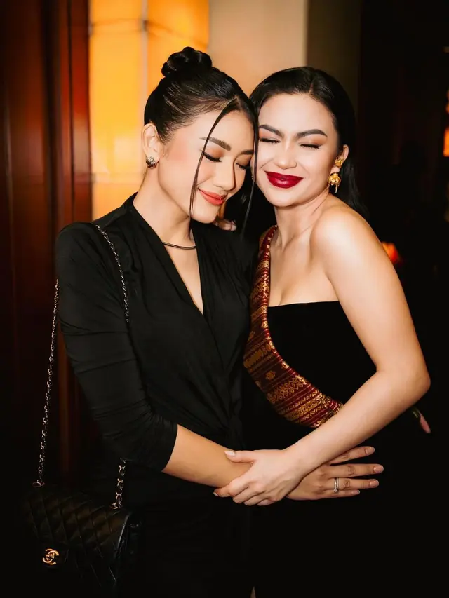 6 Gaya Anissa Aziza Support Film Sang Suami Raditya Dika, Kompak Tampil Serba Hitam dengan Dua Buah Hatinya