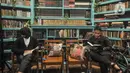 Pengunjung membaca buku di perpustakaan Baca Di Tebet, Tebet, Jakarta Selatan, Minggu (29/5/2022). Perpustakaan Baca Di Tebet yang didirikan pada Februari lalu menjadi alternatif bagi warga yang membutuhkan ruang literasi dan diskusi dengan suasana nyaman sekaligus meningkatkan minat baca bagi generasi milenial yang dilengkapi sekitar 25.000 buku. (merdeka.com/Iqbal S Nugroho)