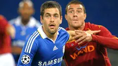 Chelsea's midfielder Joe Cole fights for the ball with AS Roma's Matteo Brighi during their Champions League Group A match on November 4, 2008 at Olympic stadium in Rome. AFP PHOTO/VINCENZO PINTO