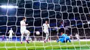 Pemain Real Madrid Eder Militao (tengah) mencetak gol bunuh diri melewati kipernya saat melawan Barcelona pada pertandingan sepak bola leg pertama semifinal Copa del Rey di Stadion Santiago Bernabeu, Madrid, Spanyol, 2 Maret 2023. Barcelona sukses megalahkan Real Madrid dengan skor 1-0 berkat gol bunuh diri Eder Militao. (AP Photo/Manu Fernandez)