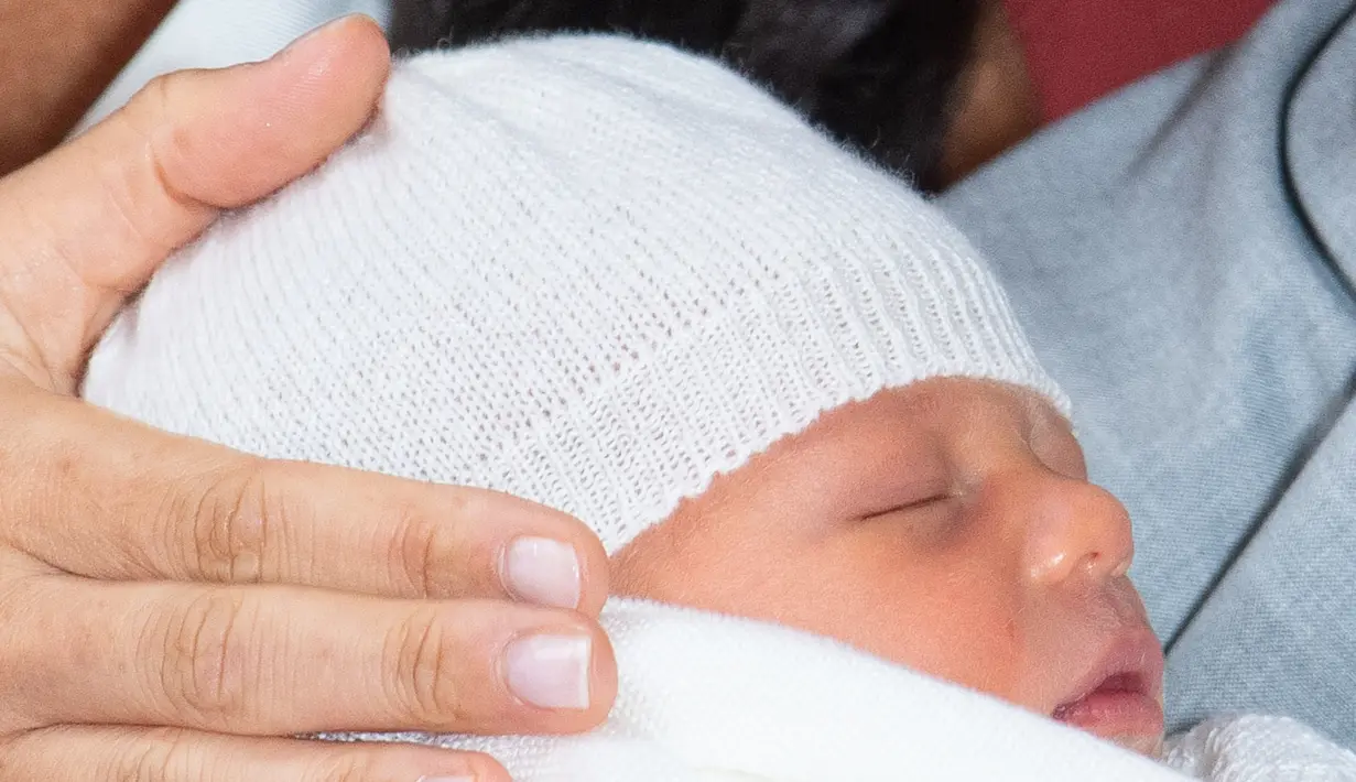Bayi laki-laki Pangeran Harry dan Meghan Markle yang baru lahir terlihat di St George's Hall di Windsor Castle di Windsor, London (8/5/2019). Pangeran Harry dan Meghan Markle melahirkan anak pertama mereka di Frogmore Cottage pada Senin pagi, 6 Mei 2019.  (AFP Photo/Dominic Lipinski)
