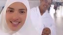 Potret Nia Ramadhani saat berjalan bersama suami. Setelah selesai menjalani ibadah umrah, Ardi mencukur rambutnya. Tak sedikit dari netizen yang mendoakan agar ibadah mereka selalu dilancarkan.(Liputan6.com/IG/@ramadhaniabakrie)